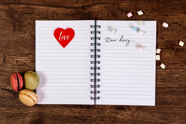 Vrouw dagboek met hart en bitterkoekjes. — Stockfoto