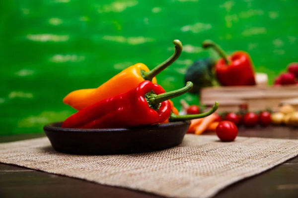 Tatlı biber. Kırmızı ve sarı sebze.