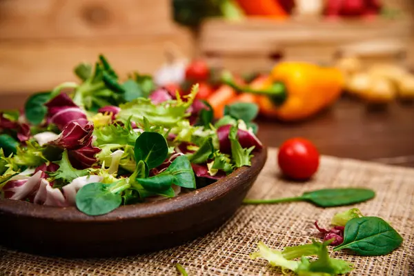 Hindiba, kuzu ve gül salata. Sebze.