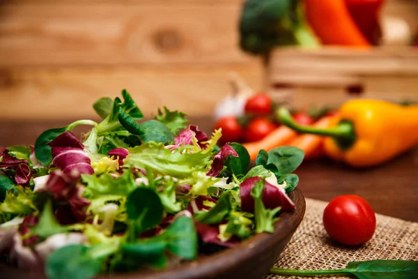 Hindiba, kuzu ve gül salata. Sebze.