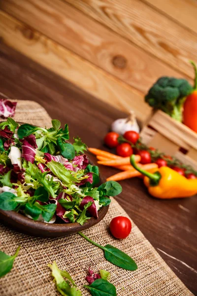 Salade d'endives, d'agneaux et de roses. Légumes . — Photo