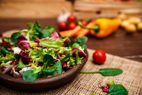 Hindiba, kuzu ve gül salata. Sebze.