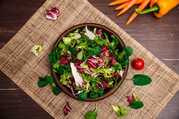 Hindiba, kuzu ve gül salata. Sebze.