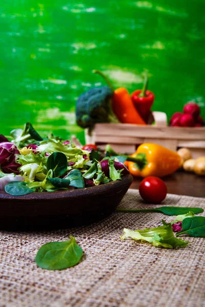 Salade d'endives, d'agneaux et de roses. Légumes . — Photo