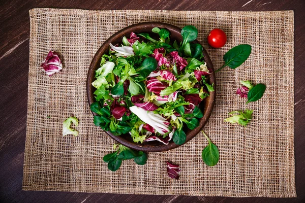 Hindiba, kuzu ve gül salata. Sebze.