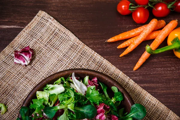 Hindiba, kuzu ve gül salata. Sebze.