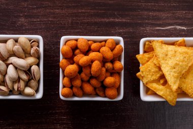 Cips cips. Tortilla aperatif. Meksika salsa fındık.