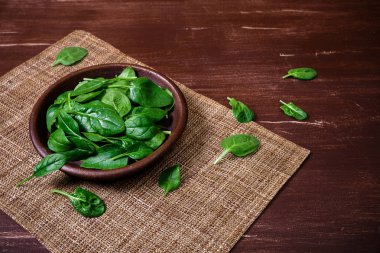 Ispanak kabın içinde bırakır. Taze yaş sebze.