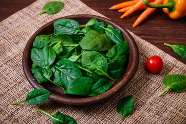 Ispanak kabın içinde bırakır. Taze yaş sebze.