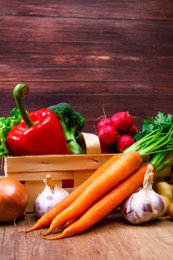 Patates, havuç ve biber. Salata, sarımsak.