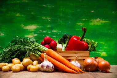 Patates, havuç ve biber. Salata, sarımsak.