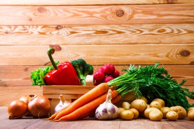 Patates, havuç ve biber. Salata, sarımsak.