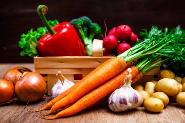 Patates, havuç ve biber. Salata, sarımsak.