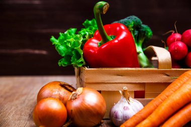 Kırmızı biber, havuç ve brocoli. Salata, turp.