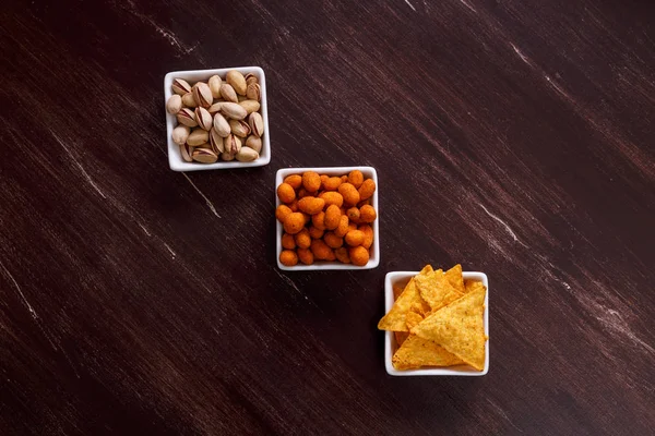 Batatas fritas Nachos. Lanche de tortilla. Nozes de salsa mexicanas . — Fotografia de Stock