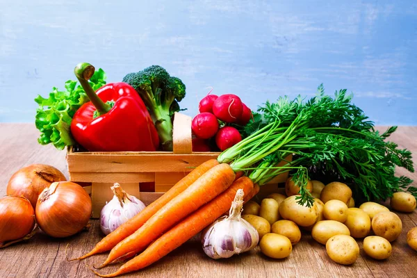 Patatas, zanahoria y pimienta. Ensalada, ajo . — Foto de Stock