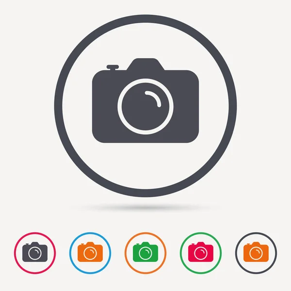 Camera icon. Professional photocamera sign. — Stock Vector