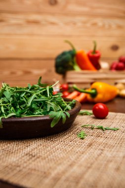 Yeşil roka kabın içinde bırakır. Taze salata.