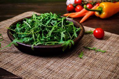 Yeşil roka kabın içinde bırakır. Taze salata.