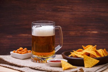 Bardak bira. Cips cips. Tortilla snack.
