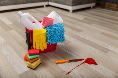 Suç temiz. Kimyasallar, bıçak ve kan sıçrama.