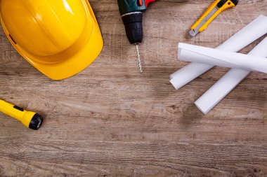 Kask, matkap ve el feneri. İnşaat.