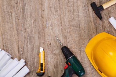 Çekiç, kask ve matkap. İnşaat.