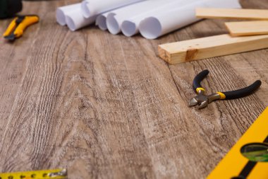 Kağıt bıçak, kerpeten ve yapı düzeyi.