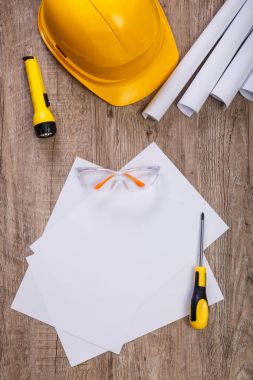 Tornavida, koruyucu gözlük ve kask.