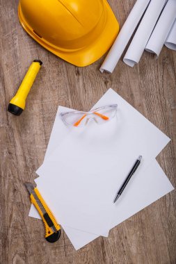 Kağıt bıçak, kask ve koruyucu gözlük.