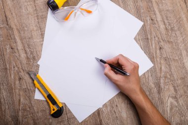 El feneri, kağıt bıçak ve koruyucu gözlük.