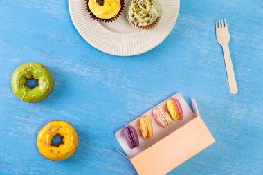 Kek, kurabiye ve sırlı çörek. Tatlı.