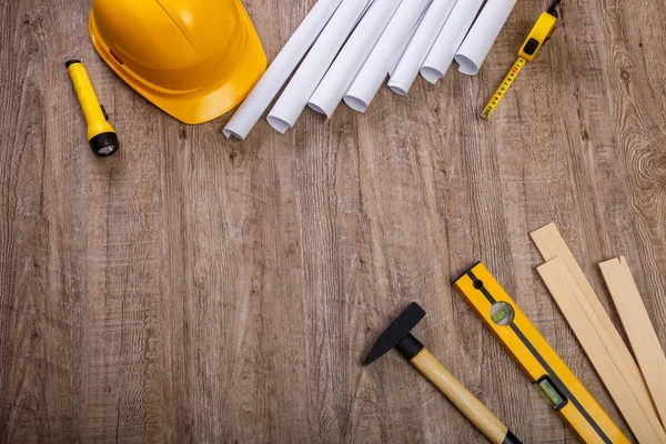 Mezura, çekiç ve yapı düzeyi.