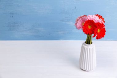 Ahşap arka plan üzerinde Vazoda Çiçekler gerbera.