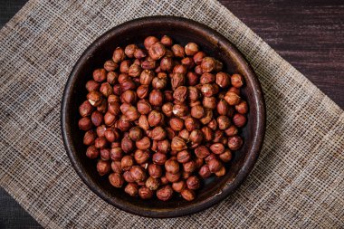 Kase fındık. Ahşap masa soyulmuş fındık.