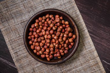 Kase fındık. Ahşap masa soyulmuş fındık.