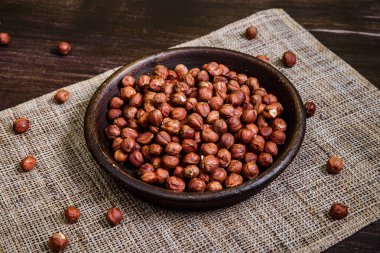 Kase fındık. Ahşap masa soyulmuş fındık.