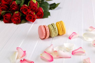 Acıbadem kurabiyesi kek ile kırmızı gül buketi.