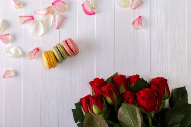 Acıbadem kurabiyesi kek ile kırmızı gül buketi.