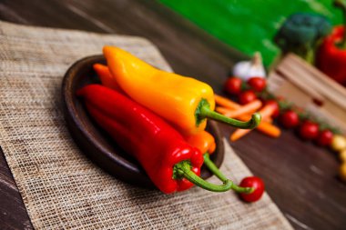 Tatlı biber. Kırmızı ve sarı sebze.