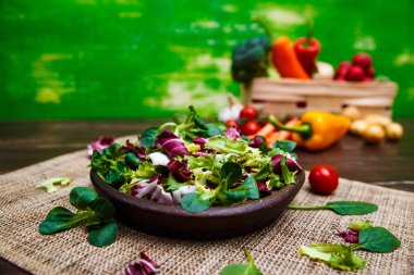 Hindiba, kuzu ve gül salata. Sebze.