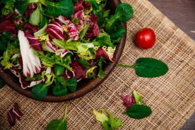 Hindiba, kuzu ve gül salata. Sebze.