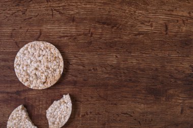 Grunge rustik ahşap arka plan üzerinde pirinç bisküvi.