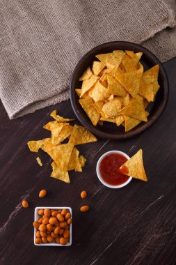 Cips cips. Tortilla aperatif. Meksika salsa fındık.