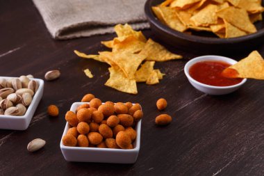 Cips cips. Tortilla aperatif. Meksika salsa fındık.