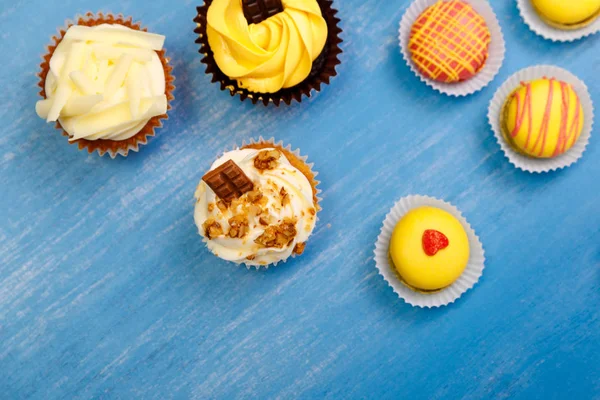 Cupcakes mit Buttercreme und Makronen. — Stockfoto