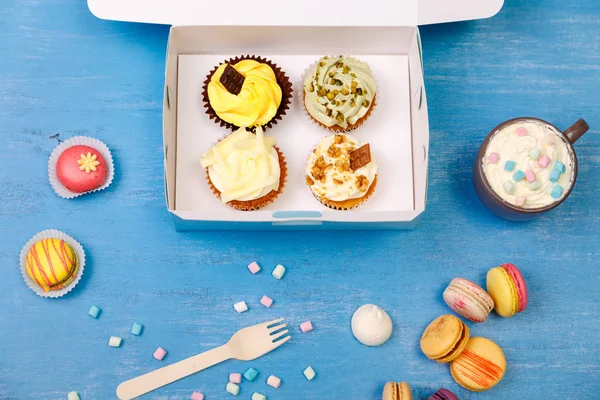 Cupcakes und Makronen. süßes Dessert in Schachtel. — Stockfoto