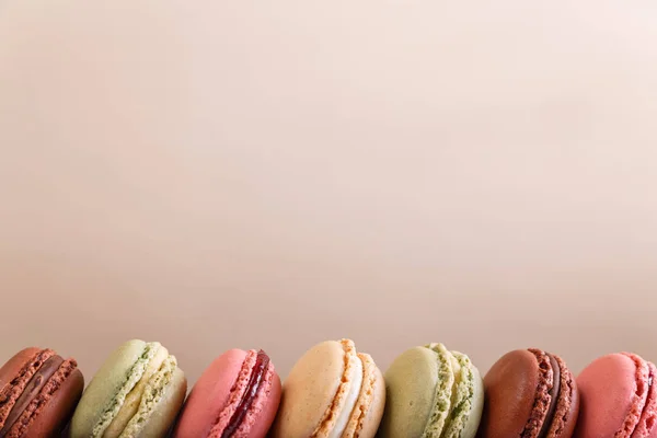 Pasteles de macarrones. Galletas dulces de almendras coloridas . — Foto de Stock