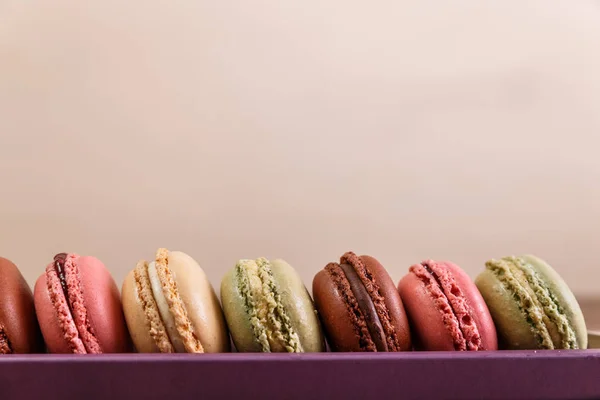 Macaroon taarten. Kleurrijke amandel zoete koekjes. — Stockfoto