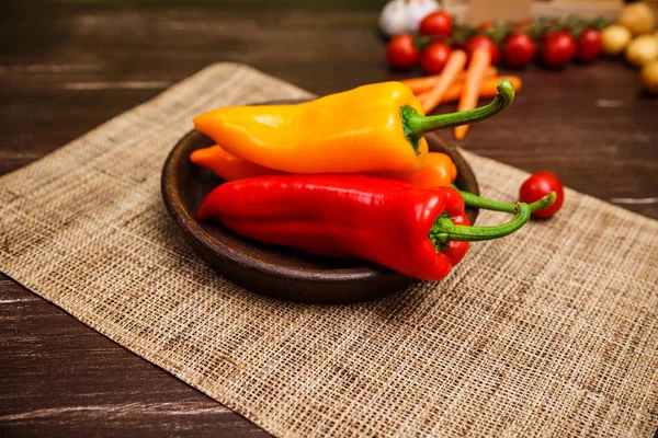 Tatlı biber. Kırmızı ve sarı sebze.